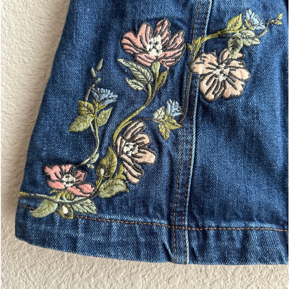 TOPSHOP / PETITE MOTO DENIM MINI SKIRT WITH FLORAL EMBROIDERY